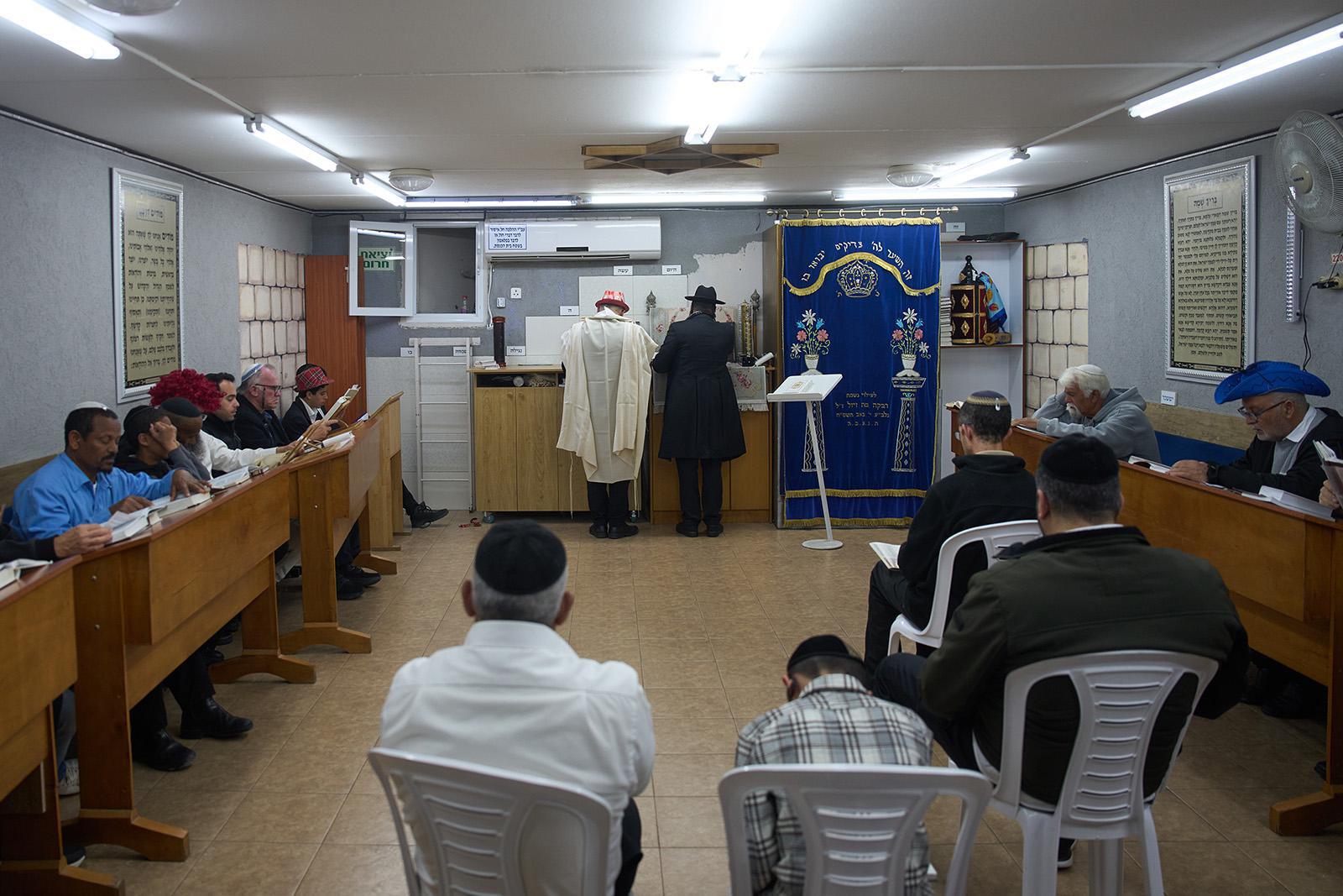  يقرأ إسرائيليون سفر أستير، الذي يروي قصة عيد بوريم اليهودي، في كنيس يهودي مُجهز كملجأ من القنابل في الخضيرة، إسرائيل، الاثنين 2 مارس/آذار 2026. (صورة من وكالة أسوشيتد برس/أرييل شاليت) 