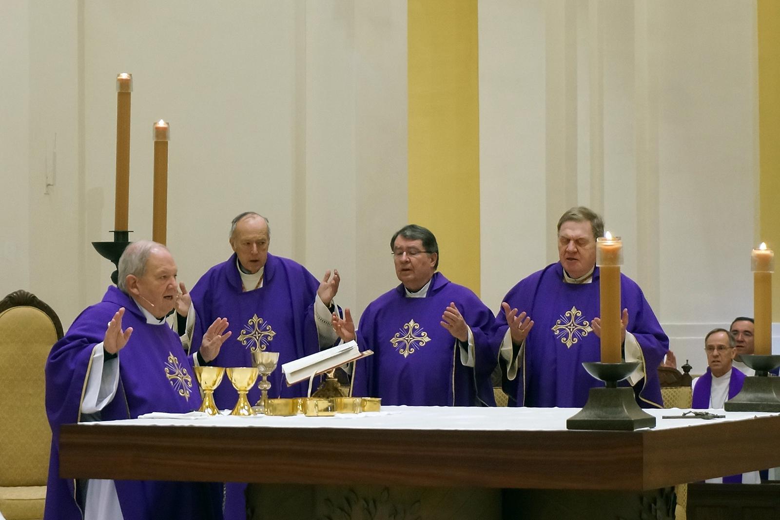 رئيس الأساقفة الكاثوليكي برنارد هيبدا، من اليسار، والكرادلة روبرت ماكلروي، وكريستوف بيير، وجوزيف توبين يحتفلون بقداس تضامني مع المهاجرين في كنيسة القديس توما الأكويني في سانت بول، مينيسوتا، يوم الجمعة 27 فبراير/شباط 2026. (صورة من وكالة أسوشييتد برس/جيوفانا ديل أورتو) 