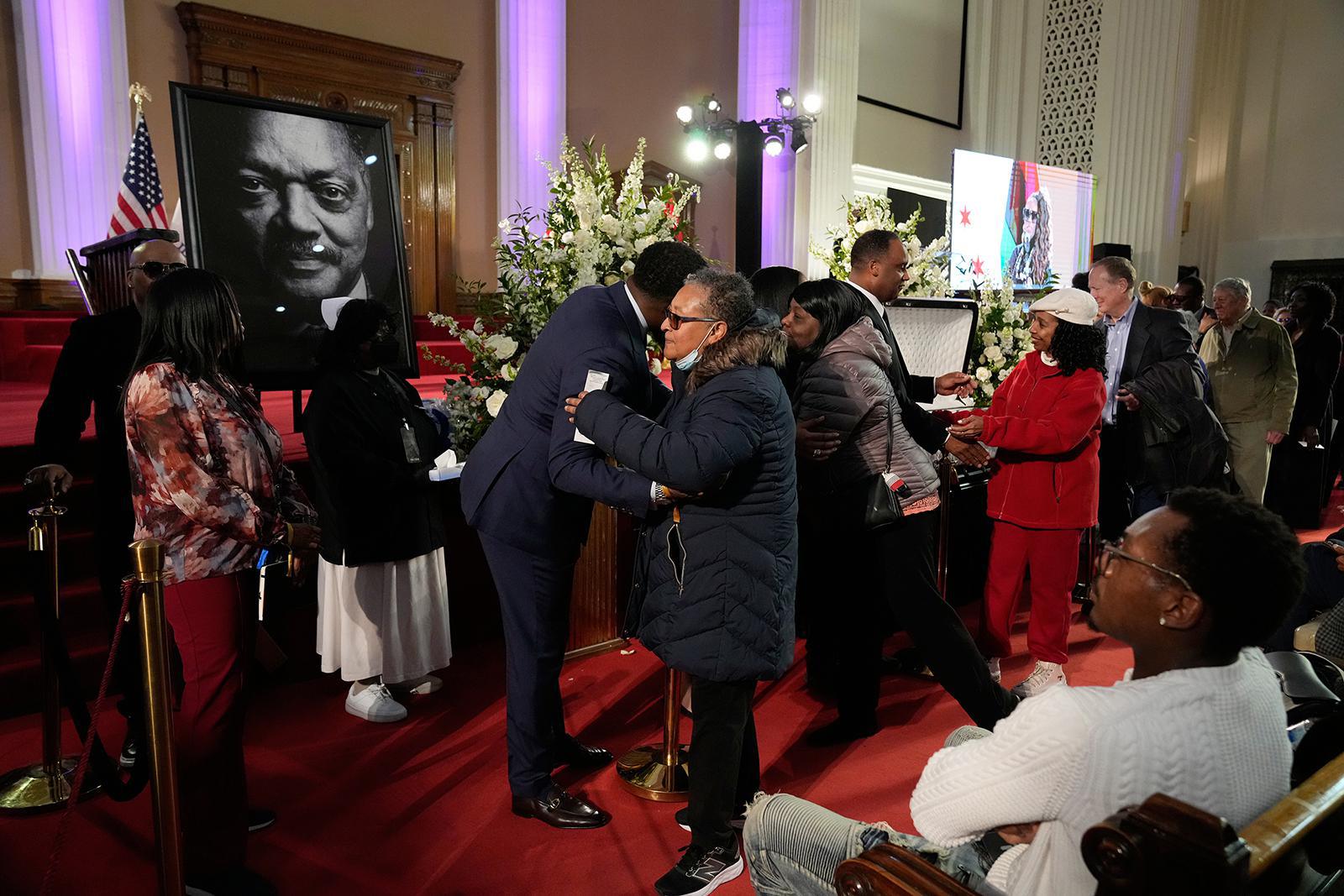 يتعانق الزوار خلال زيارة عامة للقس جيسي جاكسون في مقر تحالف رينبو بوش في شيكاغو، الجمعة 27 فبراير/شباط 2026. (صورة من وكالة أسوشيتد برس/نام ي. هوه)