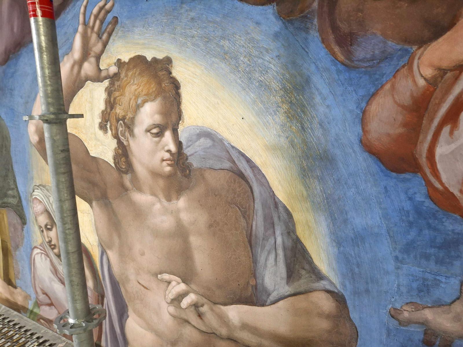 تفاصيل مريم العذراء، على اليسار، والمسيح أثناء إزالة الرواسب السطحية من جدارية "يوم القيامة" لمايكل أنجلو لصيانتها الاستثنائية في كنيسة سيستين بالفاتيكان، السبت 28 فبراير/شباط 2026. (صورة من خدمة الأخبار الدينية/كلير جيانغريف) 