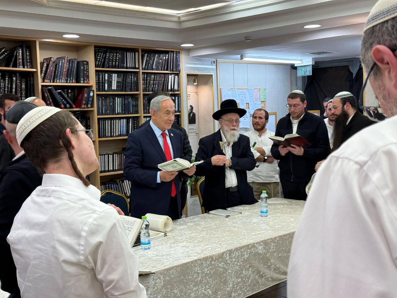 يقرأ نتنياهو سفر أستير بمناسبة عيد بوريم