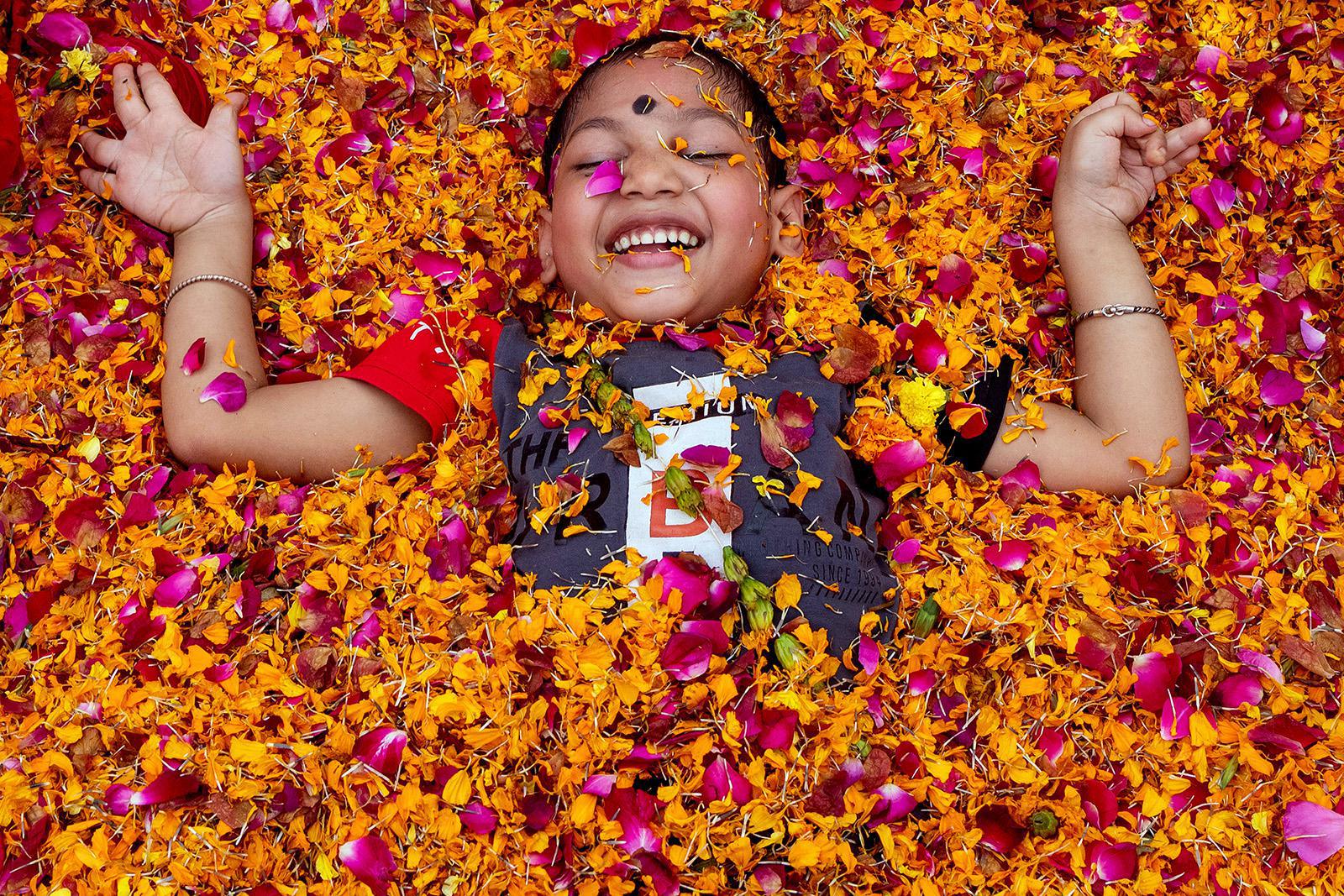 طفل مصاب بالشلل الدماغي يحضر فعالية هولي التي نظمتها مؤسسة تريشلا في براياغراج، الهند، الأحد 1 مارس/آذار 2026. (صورة من وكالة أسوشيتد برس/راجيش كومار سينغ) 
