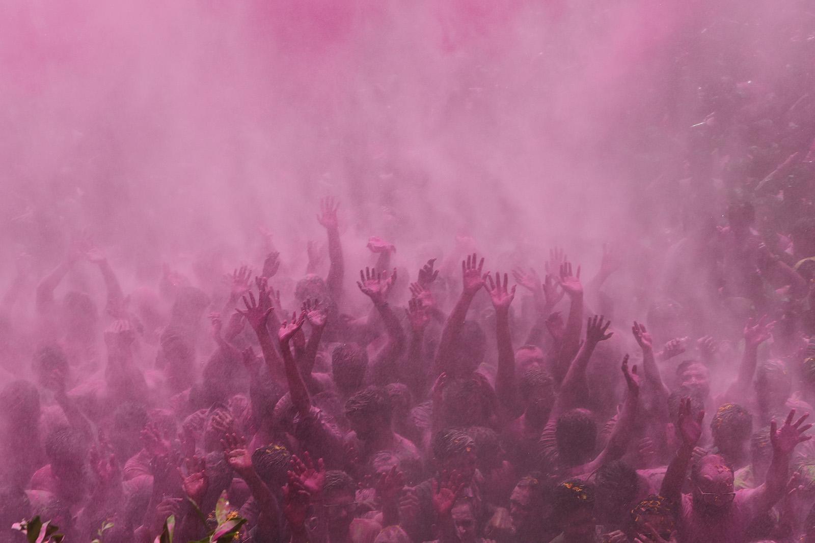 يهتف المصلّون ابتهاجًا برشّهم بالماء والبودرة الملونة احتفالًا بعيد هولي، مهرجان الألوان الهندوسي، في معبد كالوبور سوامينارايان في أحمد آباد، الهند، الأربعاء 4 مارس/آذار 2026. (صورة من وكالة أسوشيتد برس/أجيت سولانكي) 