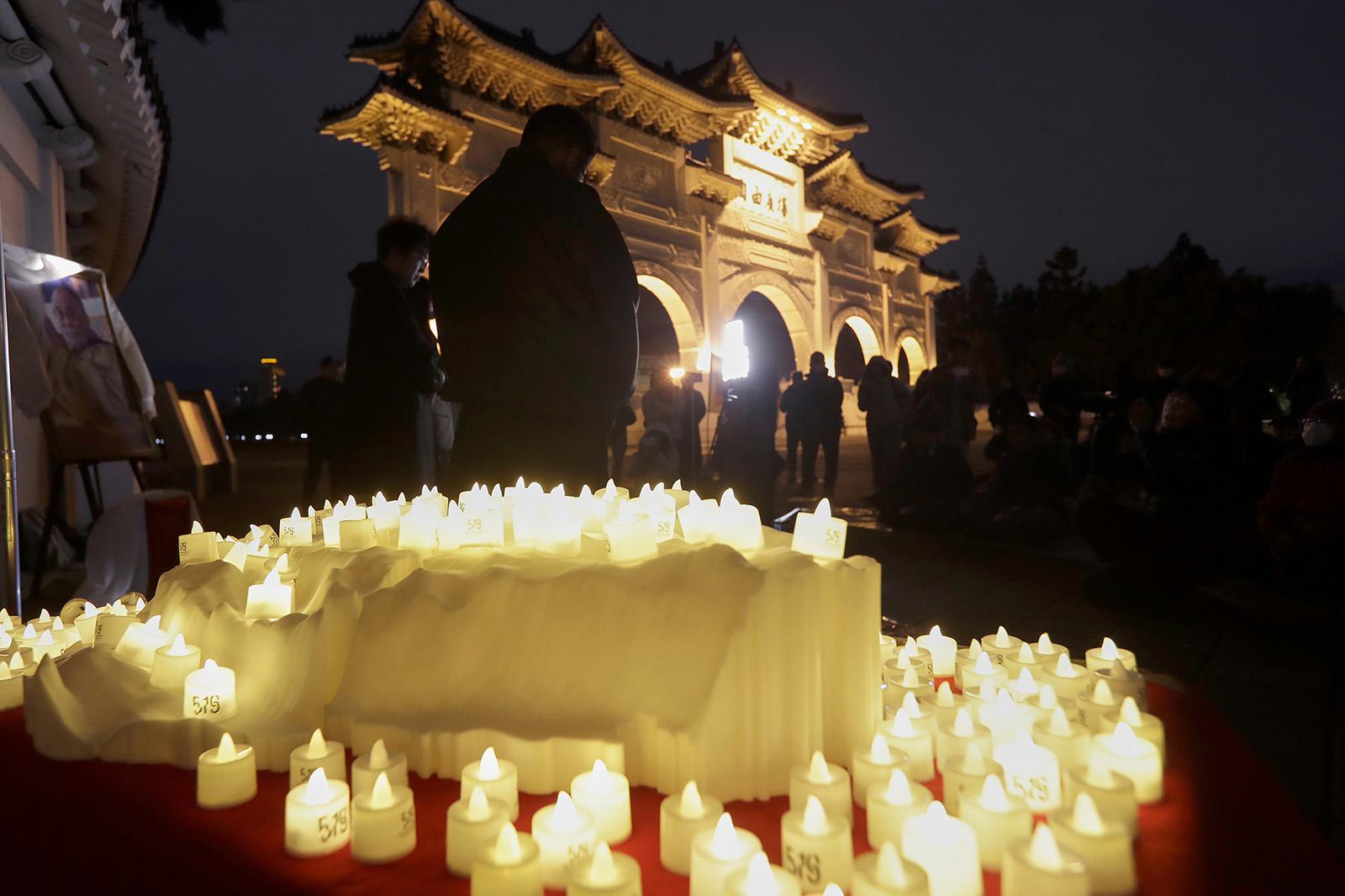 تبتيون يعيشون في تايوان ومؤيدوهم يصلون خلال وقفة احتجاجية بالشموع في ساحة الحرية تايبيه، تايوان، الثلاثاء 10 مارس/آذار 2026، بمناسبة الذكرى السابعة والستين لانتفاضة التبت الفاشلة عام 1959 ضد الحكم الصيني. (صورة من وكالة أسوشييتد برس/تشيانغ يينغ يينغ) 