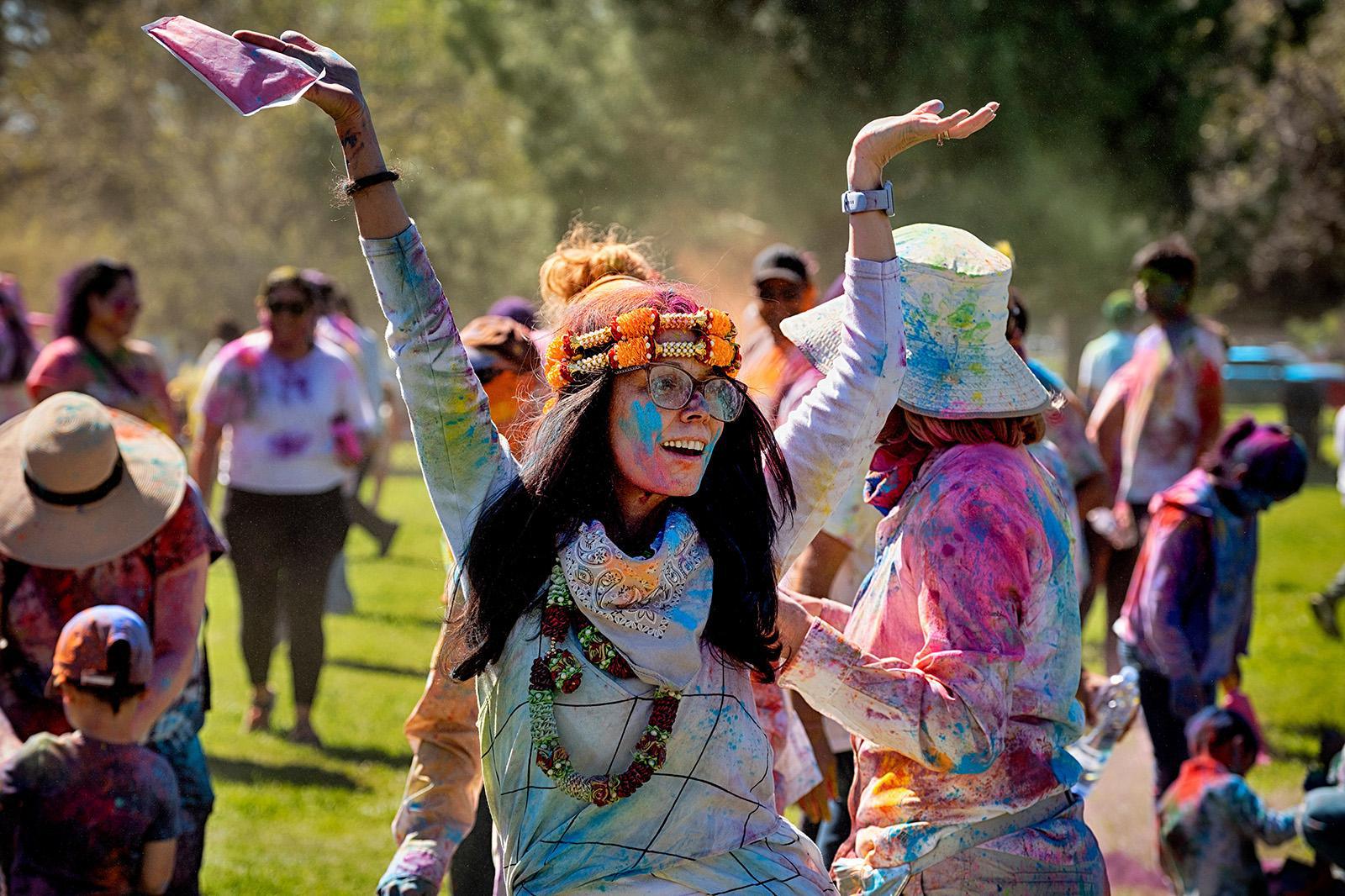 يُغنّي المصلّون ويرقصون خلال احتفالات هولي، مهرجان الألوان الهندوسي، يوم الأحد 8 مارس/آذار 2026، في لوس أنجلوس. (صورة من وكالة أسوشيتد برس/ريتشارد فوغل)