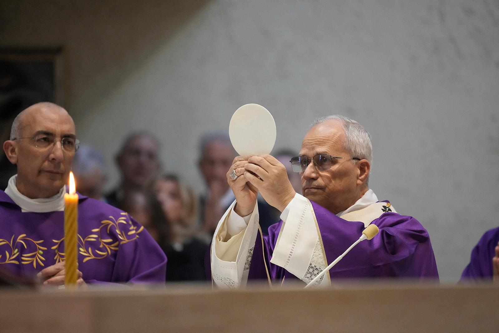 البابا ليو الرابع عشر، على اليمين، مع نائبه في روما الكاردينال بالدو رينا، على اليسار، يترأسان القداس خلال زيارته لمجمع رعية سانتا ماريا ديلا بريزنتازيوني على مشارف روما، الأحد 8 مارس/آذار 2026. (صورة من وكالة أسوشييتد برس/غريغوريو بورجيا) 