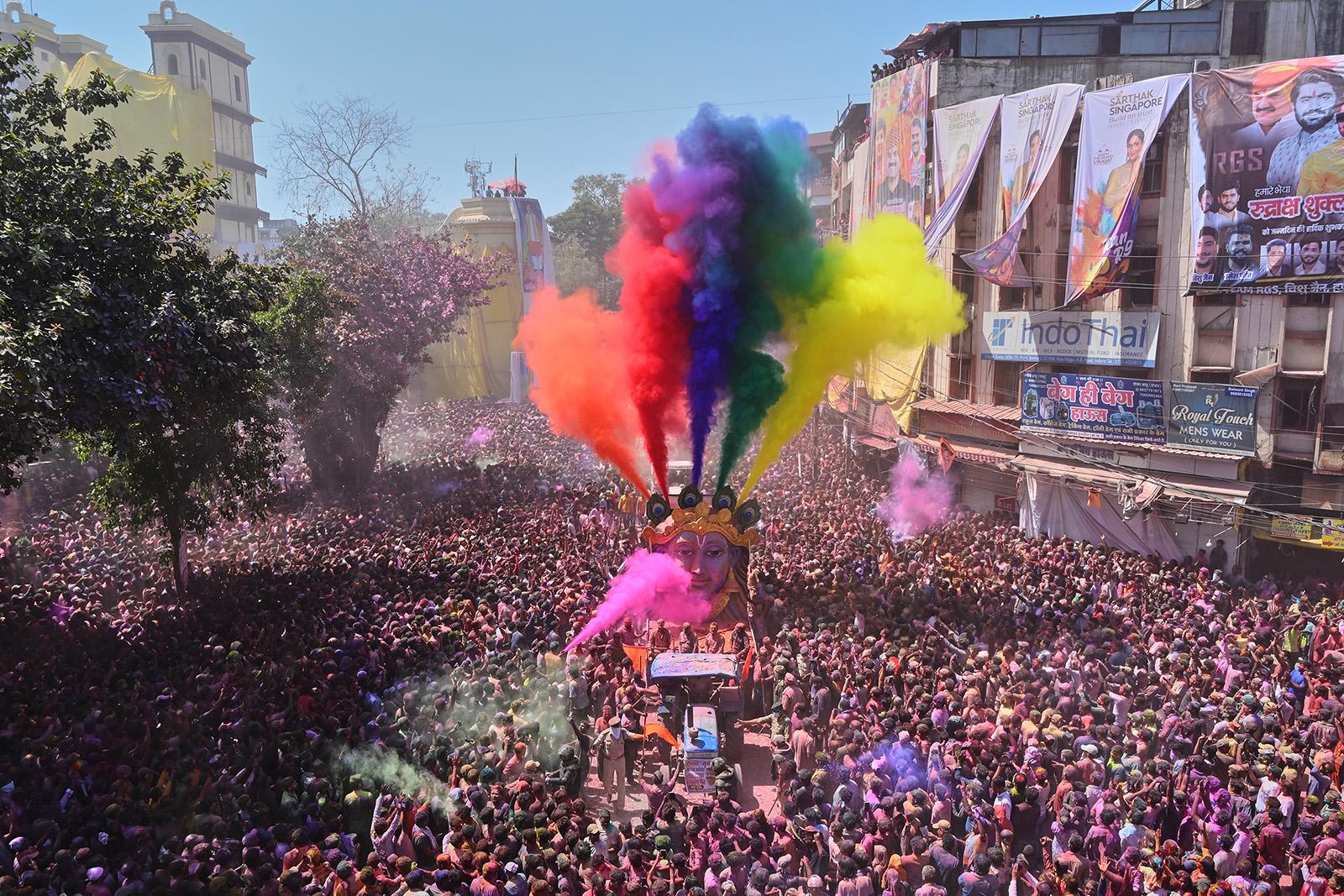  يُغنّي المحتفلون ويرقصون بالماء والبودرة الملونة خلال موكب مهرجان رانجبانشامي، الذي يُقام بعد خمسة أيام من هولي. يرمز المهرجان إلى انتصار الحب الإلهي وتطهير الطاقات السلبية، في إندور، بولاية ماديا براديش بوسط الهند، الأحد 8 مارس/آذار 2026. (صورة من وكالة أسوشيتد برس/أ. معيد فاروقي) 