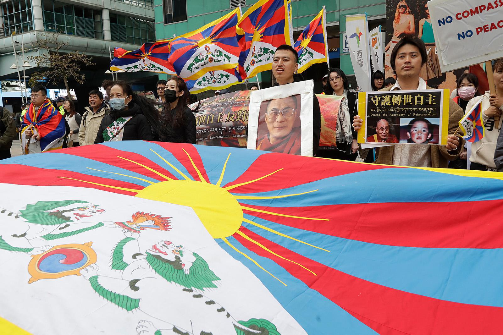 حمل التبتيون المقيمون في تايوان ومؤيدوهم صور الدالاي لاما والأعلام الوطنية التبتية خلال مسيرة في تايبيه، تايوان، السبت 7 مارس/آذار 2026، قبيل ذكرى انتفاضة التبت الفاشلة عام 1959 ضد الحكم الصيني. (صورة من وكالة أسوشييتد برس/تشيانغ يينغ يينغ)