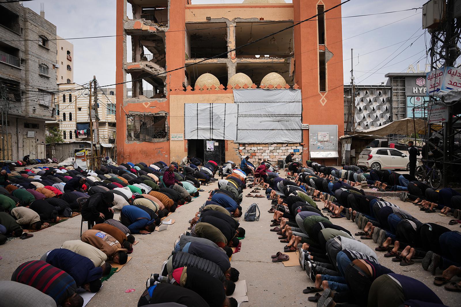 وأدى المصلون المسلمون صلاة الجمعة خلال شهر رمضان المبارك خارج مسجد الفاروق المدمر في النصيرات، وسط قطاع غزة، يوم الجمعة 13 مارس/آذار 2026. (صورة من وكالة أسوشييتد برس/عبد الكريم حنا) 