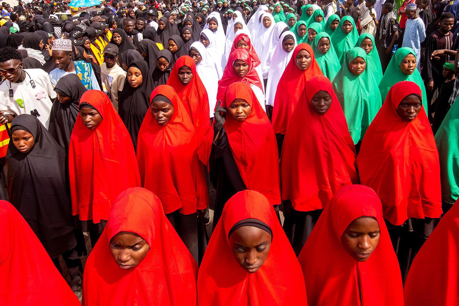 حضر مسلمون شيعة مسيرة يوم القدس السنوية لإظهار أهمية القدس للمسلمين وتضامنًا مع الشعبين الفلسطيني والإيراني في كانو، نيجيريا، يوم الجمعة 13 مارس/آذار 2026. (صورة من وكالة أسوشييتد برس/ساني مايكاتانغا) 