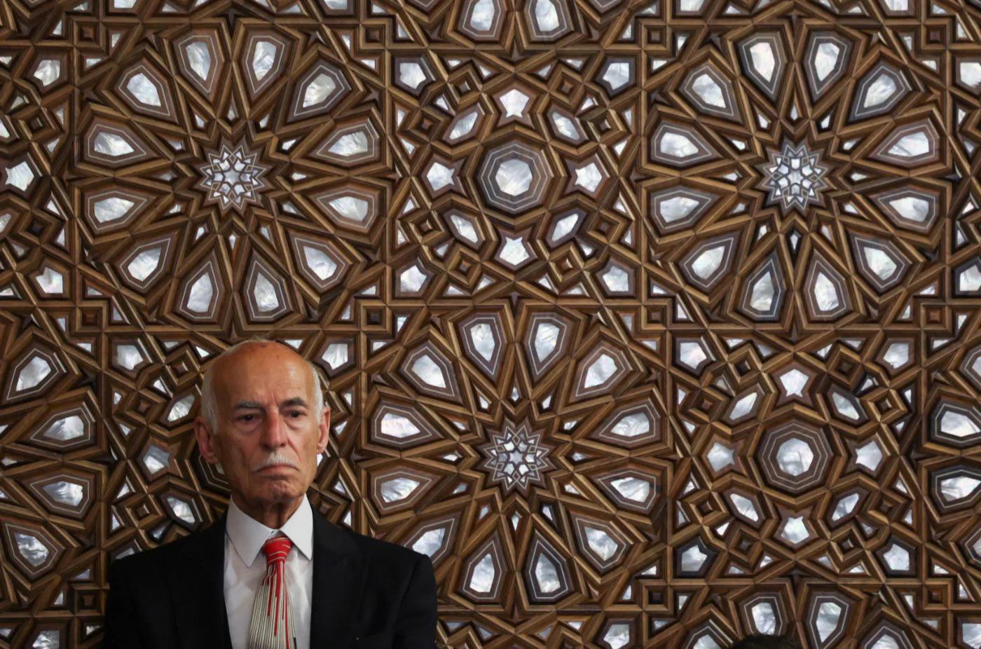 مصلٍّ مسلم في مجمّع مسجد الحاج بهاء الدين الحريري في مدينة صيدا جنوبي لبنان صباح عيد الفطر، في وقت كثّفت فيه إسرائيل قصفها لعدة بلدات جنوبية وأمرت سكان جميع المناطق الواقعة جنوب نهر الزهراني بإخلاء منازلهم.