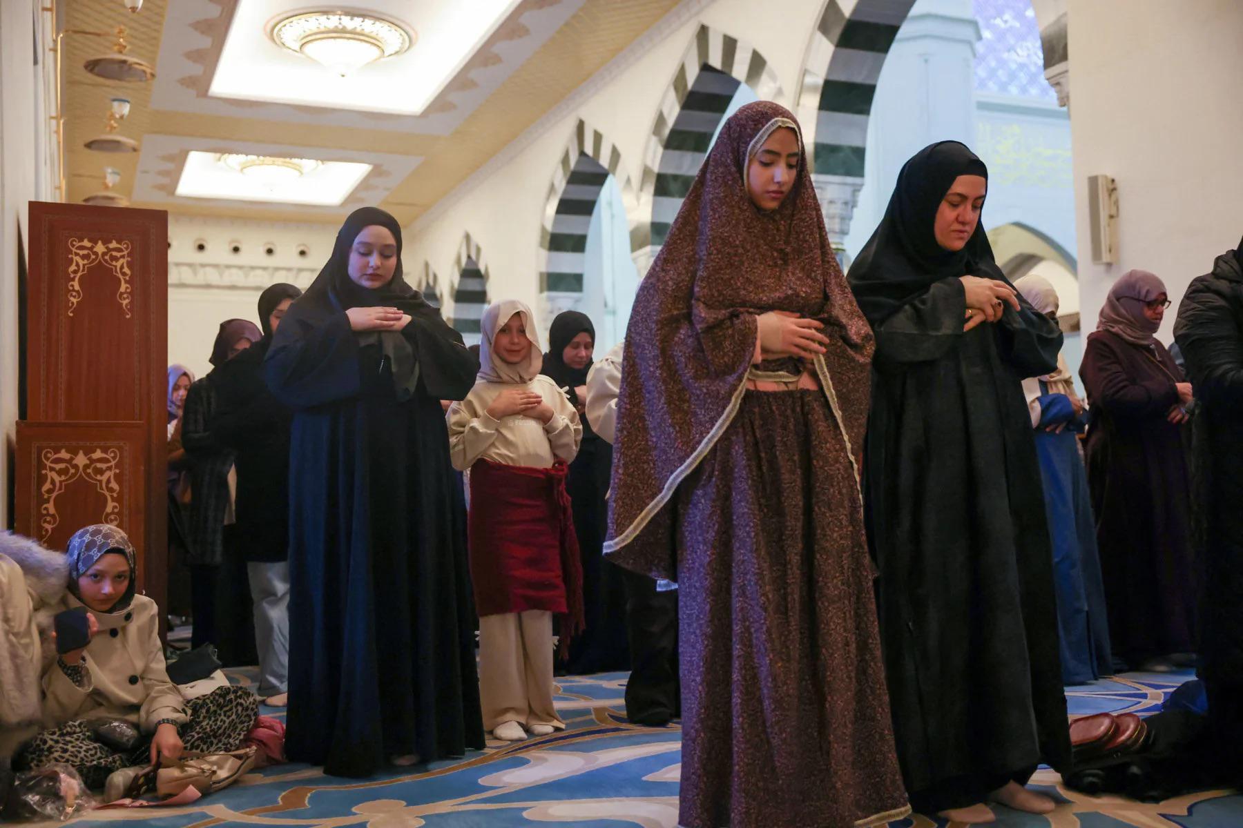نساء مسلمات يؤدين صلاة عيد الفطر في مسجد تشامليجا الكبير في إسطنبول، تركيا، 20 مارس/آذار 2026.