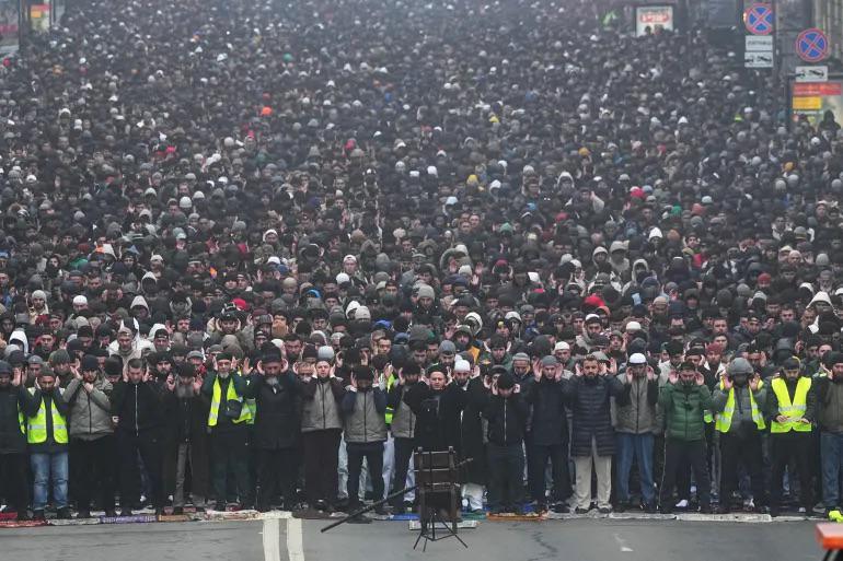 آلاف المسلمين يؤدون صلاة عيد الفطر في سانت بطرسبرغ بروسيا (أسوشيتد برس) 