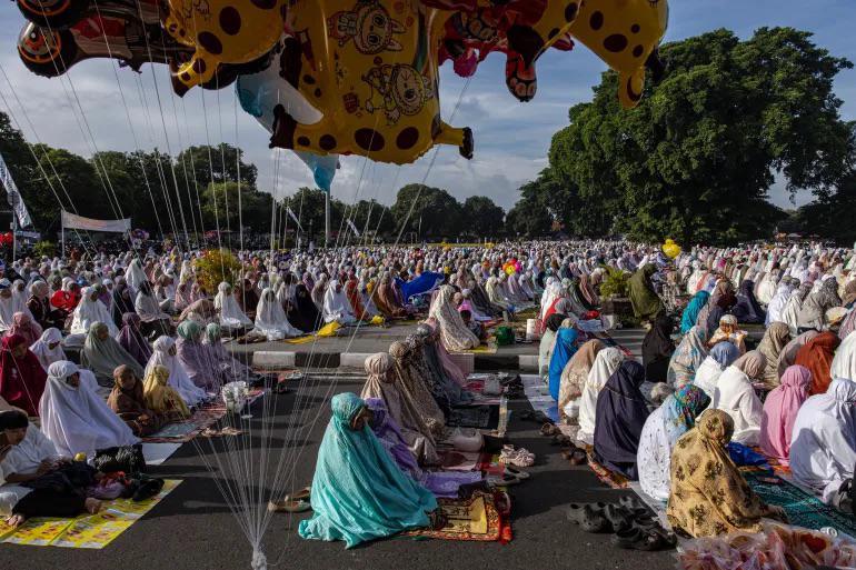 أدى آلاف الإندونيسيات صلاة عيد الفطر في ساحة %22ألُن-أَلُن كيدول%22 بمدينة يوجياكارتا بإندونيسيا (غيتي) 