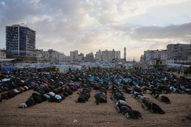 أدى آلاف الفلسطينيين صلاة عيد الفطر في مدينة غزة (أسوشيتد برس) 