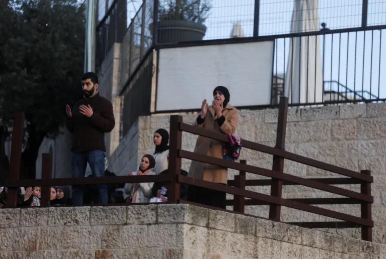 أدى الفلسطينيون صلاة عيد الفطر في الساحات العامة بالقدس وسط قيود على التجمعات ومنعهم من الصلاة بالأقصى (رويترز) 