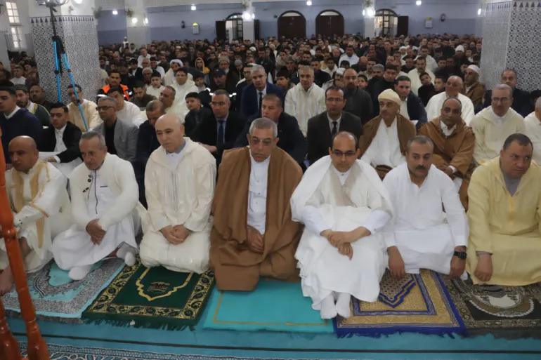الجزائريون يؤدون صلاة عيد الفطر في المساجد والساحات العامة (مواقع التواصل) 