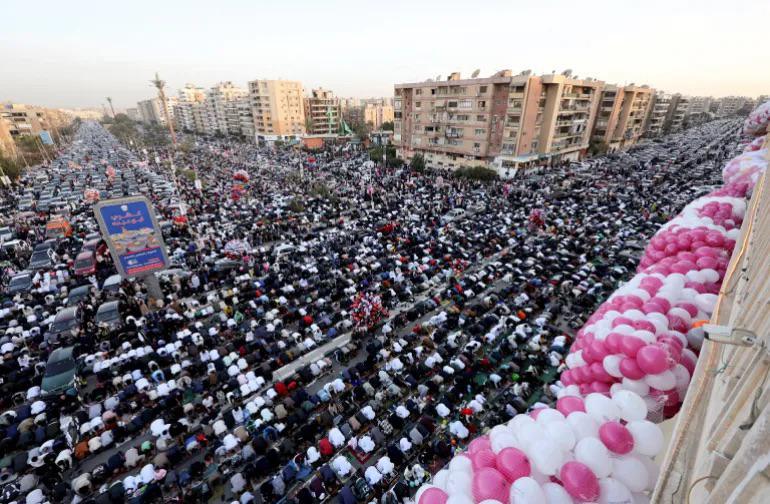 المصلون يؤدون صلاة عيد الفطر في مسجد الصديق في العاصمة المصرية القاهرة (رويترز) 