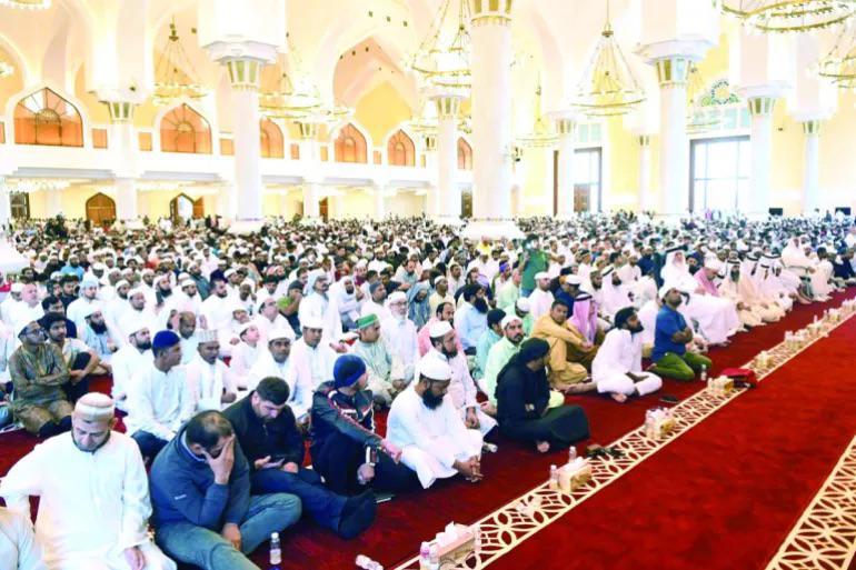جموع المصلين يؤدون صلاة عيد الفطر المبارك في قطر (الصحافة القطرية) 