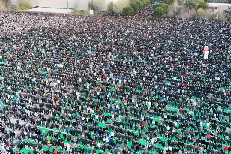 جموع تؤدي صلاة عيد الفطر في إيران في ظل التصعيد العسكري مع أمريكا وإسرائيل (الأناضول) 