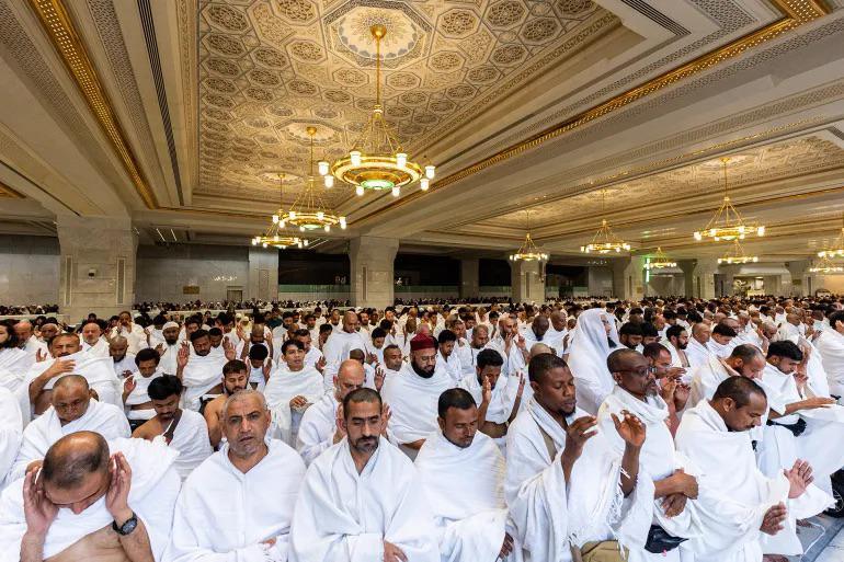 يتجمع معتمرون في عيد الفطر داخل المسجد الحرام بمكة المكرمة لتأدية صلاة العيد (الفرنسية) 