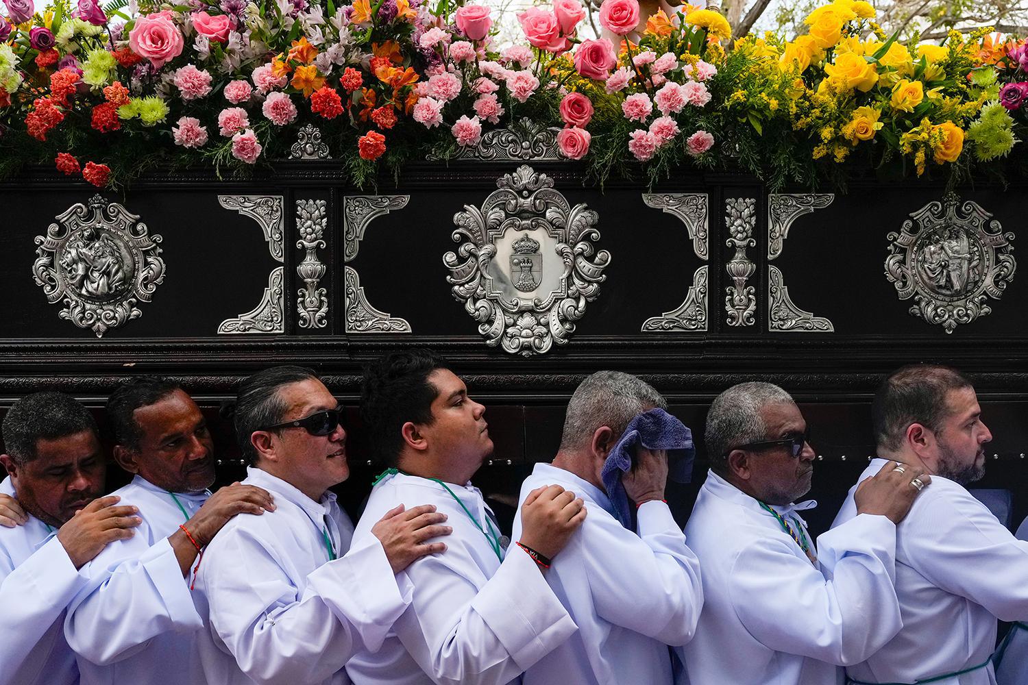 يحمل المصلون تمثالًا ليسوع المسيح خلال موكب عيد الفصح عبر المدينة القديمة في بنما سيتي، يوم الأحد 5 أبريل/نيسان 2026. (صورة من وكالة أسوشيتد برس/ماتياس ديلاكروا) 