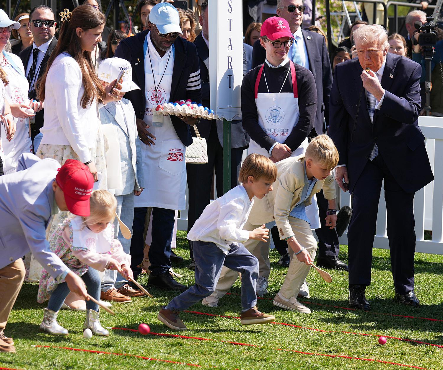 الرئيس دونالد ترامب يُشارك في فعالية دحرجة بيض عيد الفصح في البيت الأبيض، على العشب الجنوبي للبيت الأبيض، يوم الاثنين 6 أبريل/نيسان 2026، في واشنطن. (صورة من وكالة أسوشيتد برس/مارك شيفيلباين) 