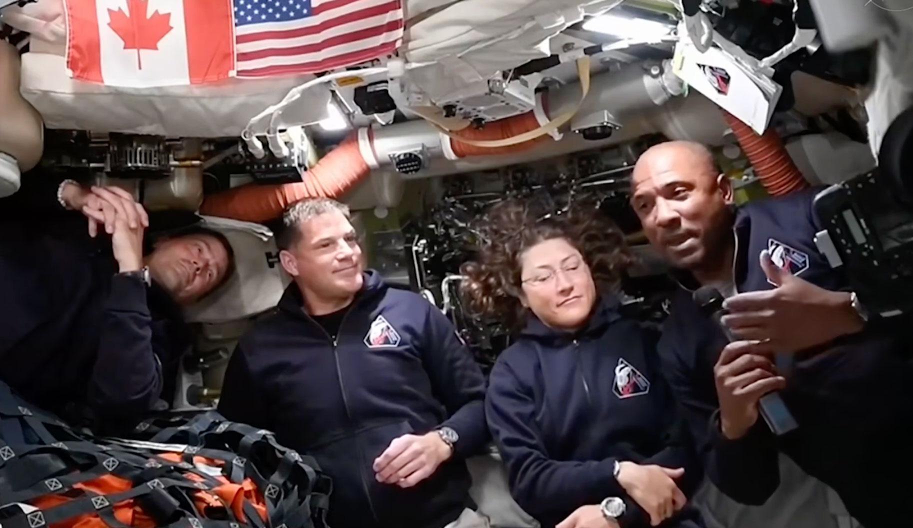 يتحدث فيكتور غلوفر، قائد مركبة أرتميس 2، عن دور عيد الفصح وأهمية الوحدة بين مختلف المعتقدات على الأرض، يوم أحد عيد الفصح، 5 أبريل/نيسان 2026، من داخل مركبة أوريون الفضائية. كان الطاقم المكون من أربعة أفراد في طريقهم للدوران حول القمر. (لقطة شاشة من فيديو) 