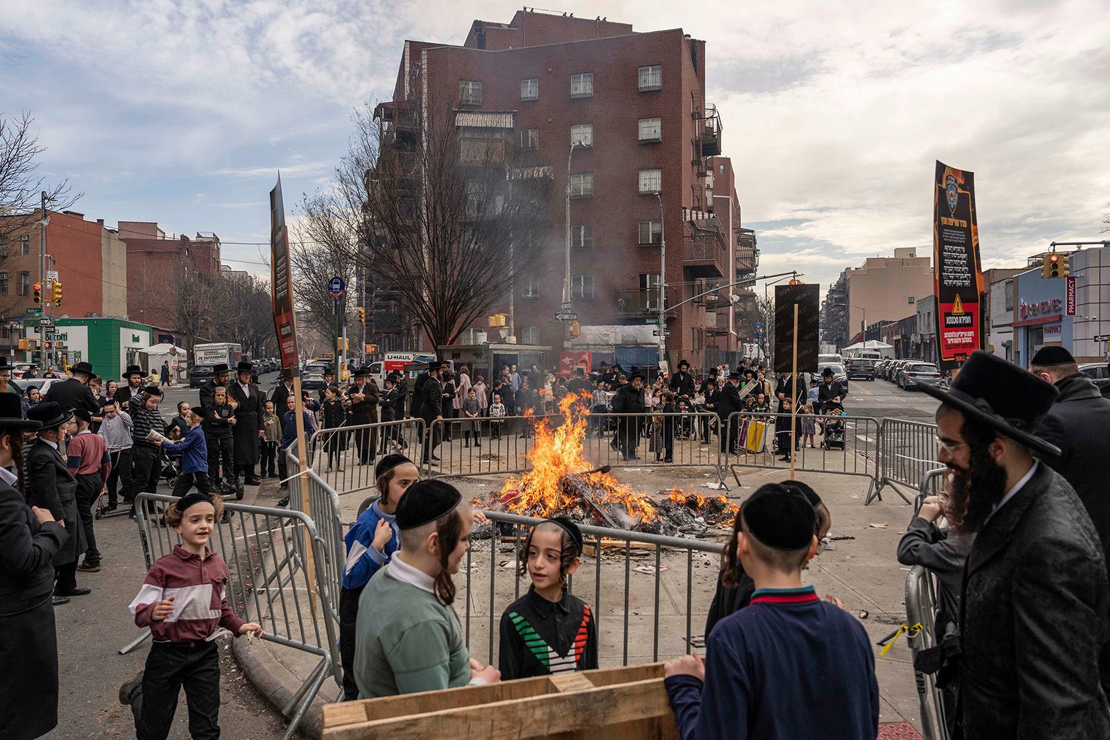 يهود متشددون يشاركون في "بيور حاميتز"، وهي طقوس حرق الطعام المخمر، في الاستعدادات النهائية لعيد الفصح في حي بروكلين بمدينة نيويورك، الأربعاء 1 أبريل/نيسان 2026. (صورة من وكالة أسوشيتد برس/يوكي إيوامورا) 