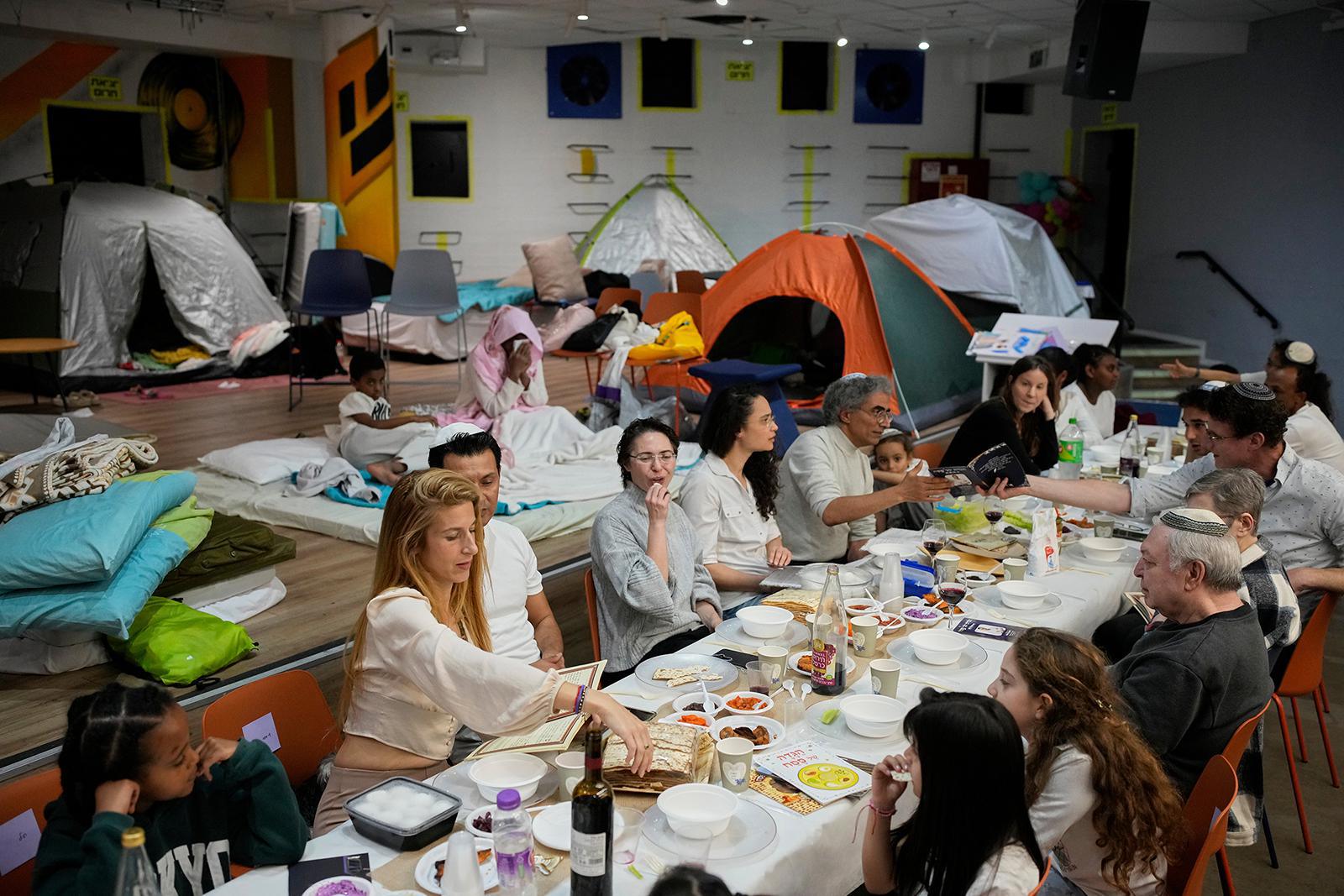 عائلات تحتفل بعشاء ليلة عيد الفصح في ملجأ تحت الأرض، في رامات غان، إسرائيل، الأربعاء 1 أبريل/نيسان 2026. (صورة من وكالة أسوشيتد برس/أوهاد زويجنبرغ) 