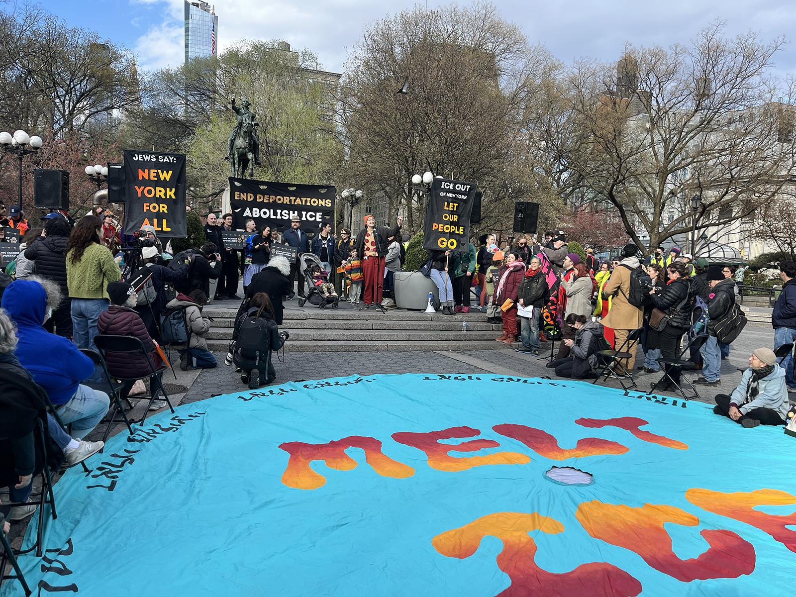 متظاهرون من حركة "يهود من أجل العدالة العرقية والاقتصادية" يتجمعون حول لافتة مناهضة لوكالة الهجرة والجمارك الأمريكية خلال مائدة عيد الفصح التي أقيمت في ميدان الاتحاد في 6 أبريل/نيسان 2026، في مانهاتن. (صورة من خدمة الأخبار الدينية/فيونا أندريه) 
