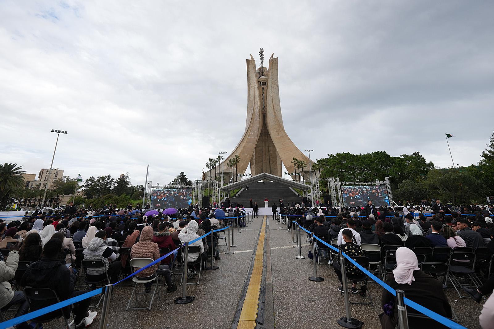 يصل البابا ليو الرابع عشر إلى نصب مقام إشهيد التذكاري للشهداء في الجزائر العاصمة، الاثنين 13 أبريل 2026، في اليوم الأول من رحلة رسولية استغرقت 11 يوماً إلى أفريقيا. (صورة من وكالة أسوشييتد برس/أندرو ميديتشيني) 
