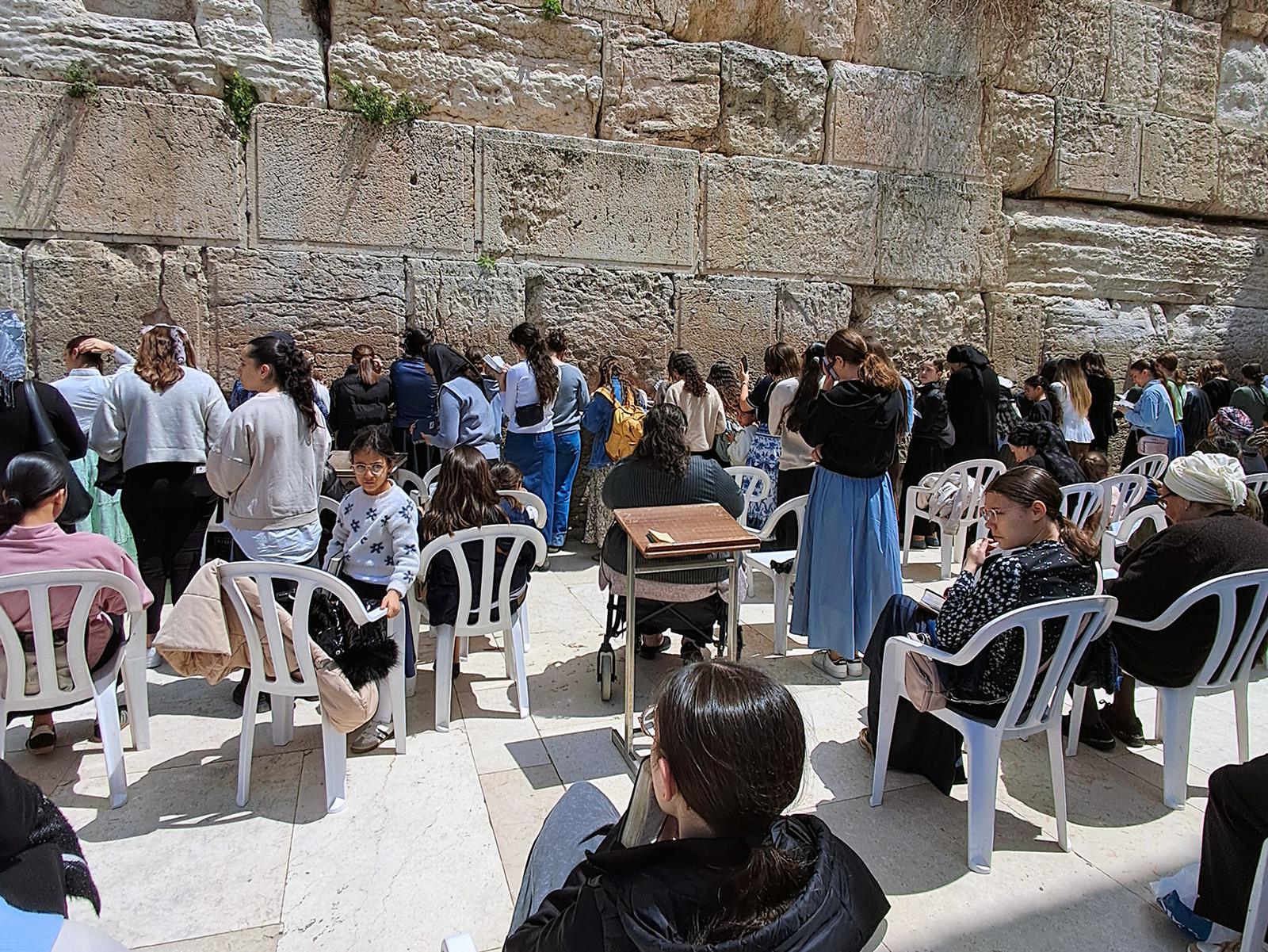 تؤدي اليهوديات الصلاة في قسم النساء من حائط البراق، يوم الخميس 9 أبريل/نيسان 2026، بعد إعادة فتح الأماكن المقدسة في البلدة القديمة بالقدس بفضل وقف إطلاق النار مع إيران. (صورة من خدمة الأخبار الدينية/ميشيل شابين) 