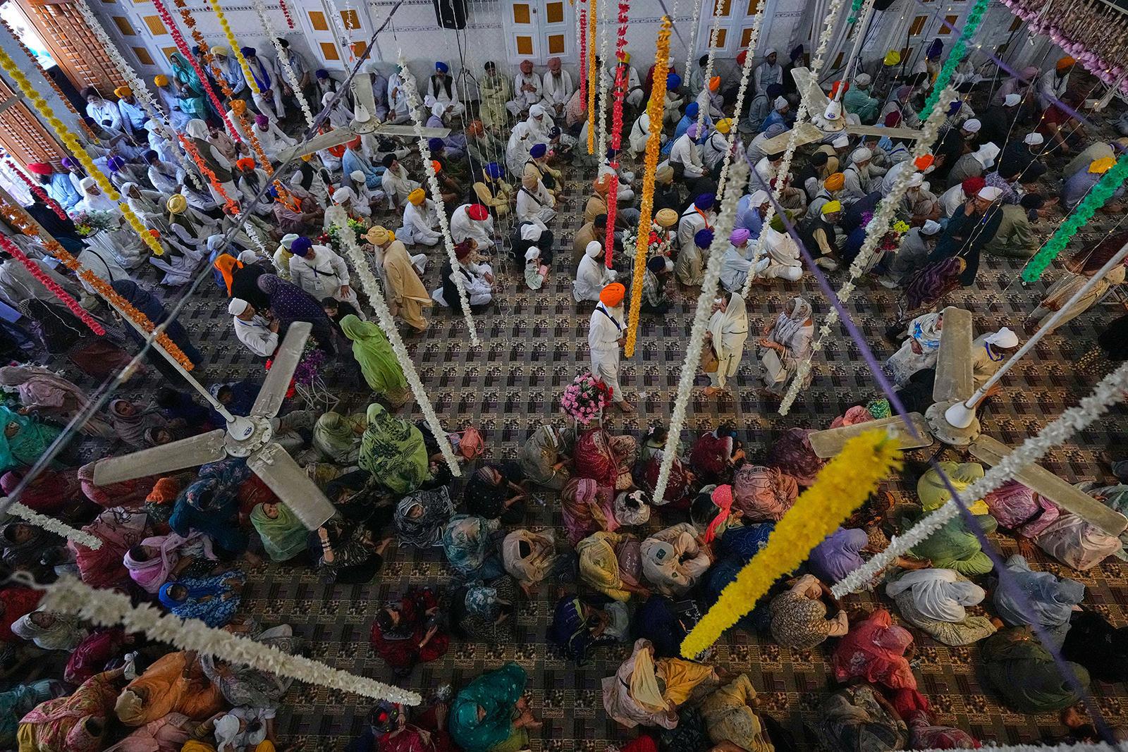 يحضر حجاج السيخ احتفالاً بمناسبة عيد فيساخي، الذي يمثل أيضاً رأس السنة الجديدة في التقاليد السيخية، في ضريح غوردوارا بونجا صاحب، ثاني أقدس مكان لدى السيخ، في حسن أبدال، باكستان، الثلاثاء 14 أبريل 2026. (صورة من وكالة أسوشيتد برس/أنجوم نافيد) 