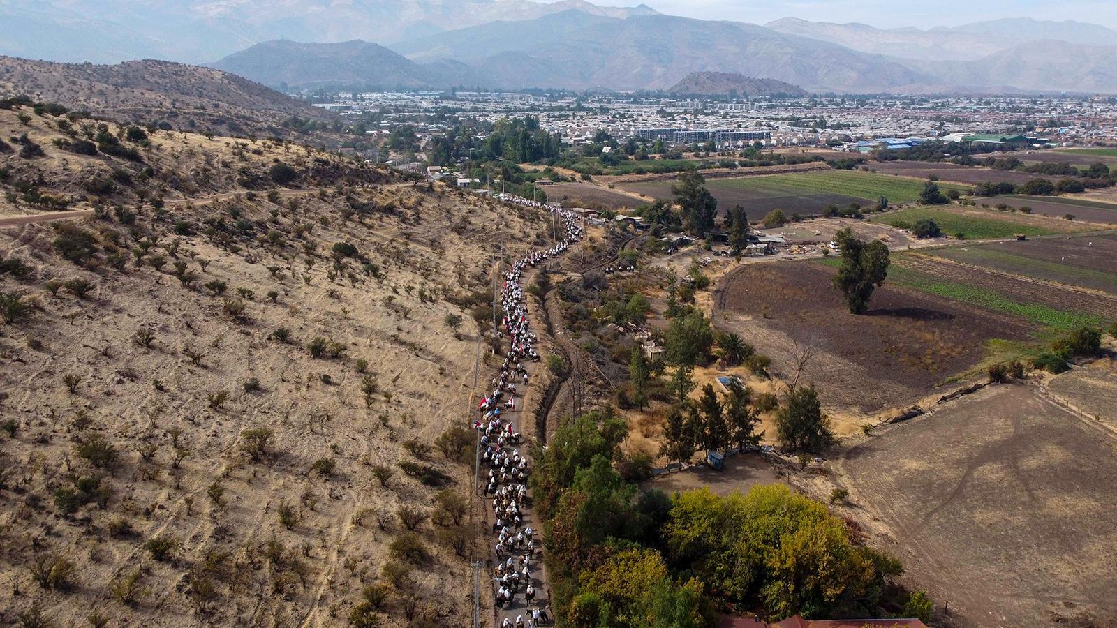 فرسان يُعرفون باسم "هواسو" يرافقون الكهنة لتقديم القربان المقدس للمرضى خلال موكب عيد كوازيمودو، الذي يُقام في أول أحد بعد عيد الفصح، في كولينا، تشيلي، 12 أبريل 2026. (صورة من وكالة أسوشيتد برس/إستيبان فيليكس) 