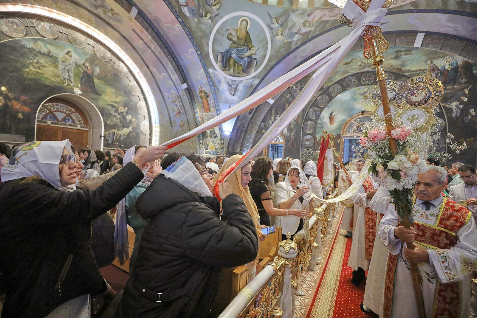 يحضر المسيحيون الأقباط قداس القيامة في كنيسة رئيس الملائكة ميخائيل بالقاهرة، مصر، في وقت متأخر من مساء السبت 11 أبريل/نيسان. 11 أبريل/نيسان 2026. (صورة من وكالة أسوشييتد برس/خالد الفقي) 