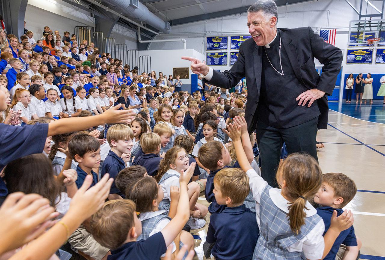 المطران جيمس إف. تشيكيو يلتقي طلاب مدرسة سانت كاثرين اوف سيينا في ماتيري أثناء تقديمه بصفته رئيس الأساقفة Vendredi 24 janvier 2025 في نيو أورلينز. (كريس غرينجر/ذا تايمز-بيكايون/ذا نيو أورلينز أدفوكايت عبر وكالة أسوشيتد برس)