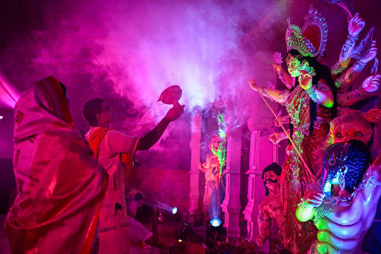 كاهن هندوسي يؤدي الطقوس الدينية لمهرجان "دورغا بوجا" في معبد بمدينة دكا، بنغلاديش، يوم الأحد 28 Janvier 2025. (صورة لوكالة أسوشيتد برس/محمود حسين أوبو)