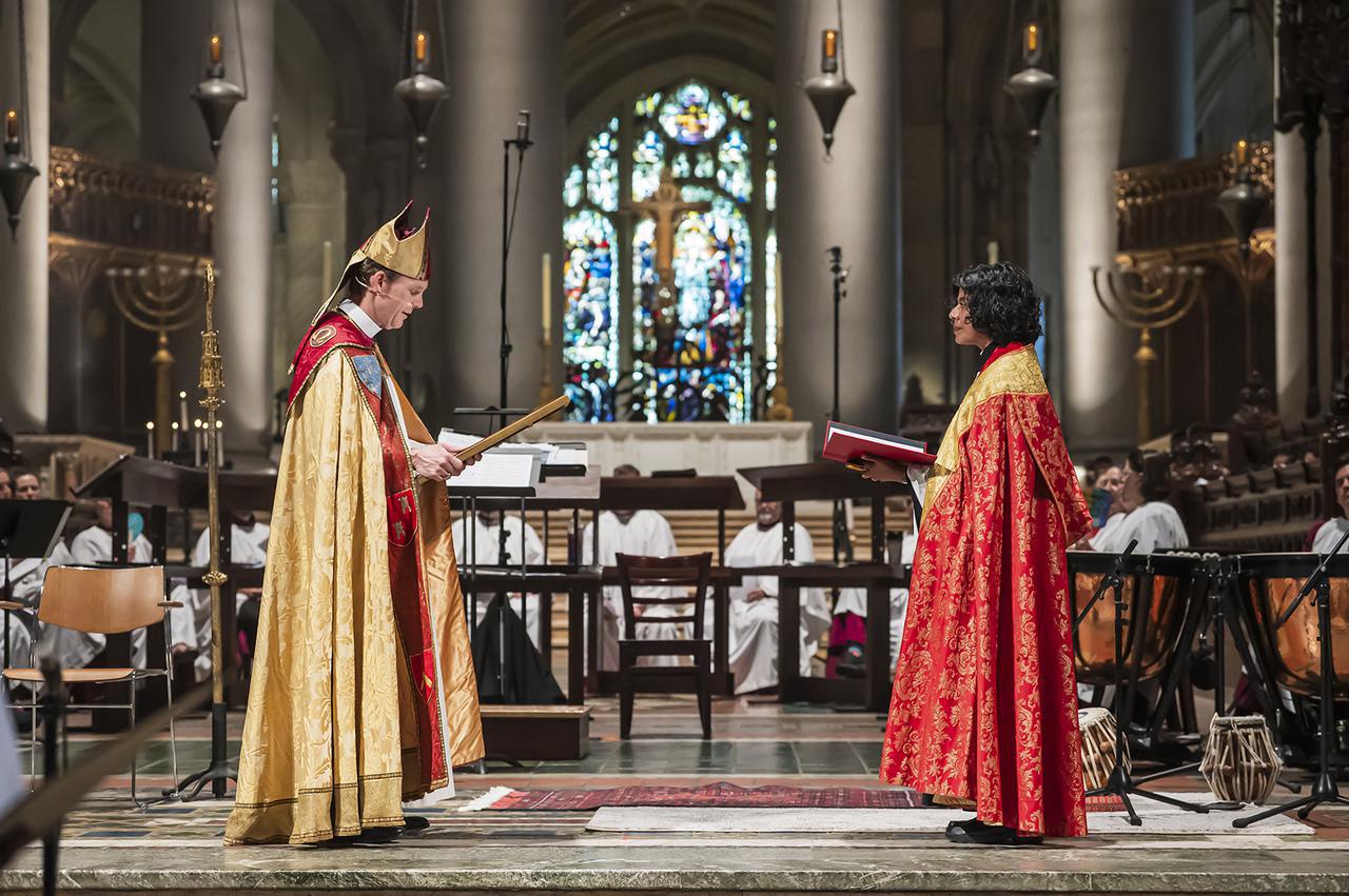 الأسقف ماثيو هايد (إلى اليسار) يقود مراسم تنصيب القس وينّي فارغيس (إلى اليمين) عميداً جديداً لكاتدرائية سان جون ذا ديفاين، يوم السبت 27 Il est prévu que 2025 soit pour vous et votre famille. (صورة لمايكه شولتز)