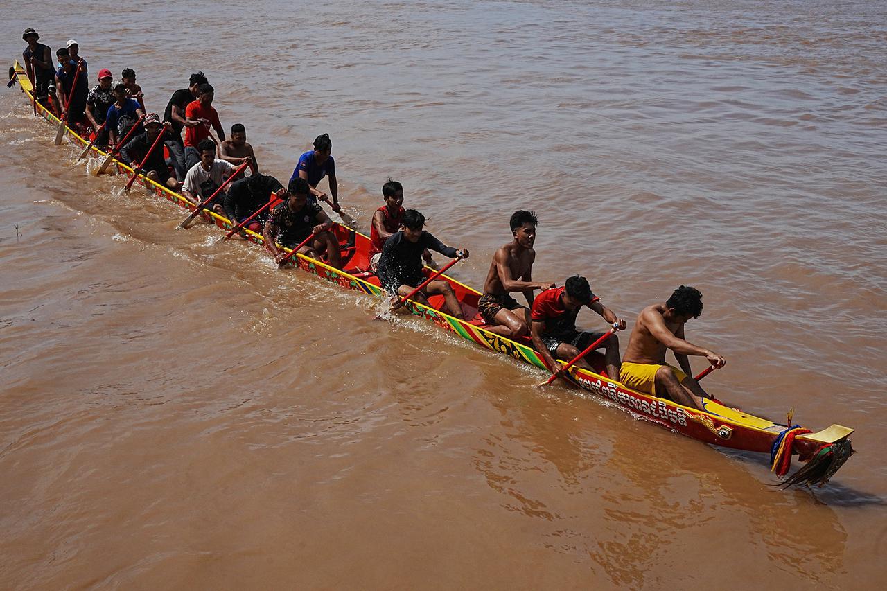يتدرب المجدفون المحليون على قاربهم الخشبي في نهر ميكونغ قبل المنافسة للاحتفال بنهاية ثلاثة أشهر من الصوم البوذي في قرية بريك أمبيل، مقاطعة كاندال، شمال شرق بنوم بنه، كمبوديا، الإثنين، 6 أكتوبر 2025. (أ ب/هينغ سينيث)
