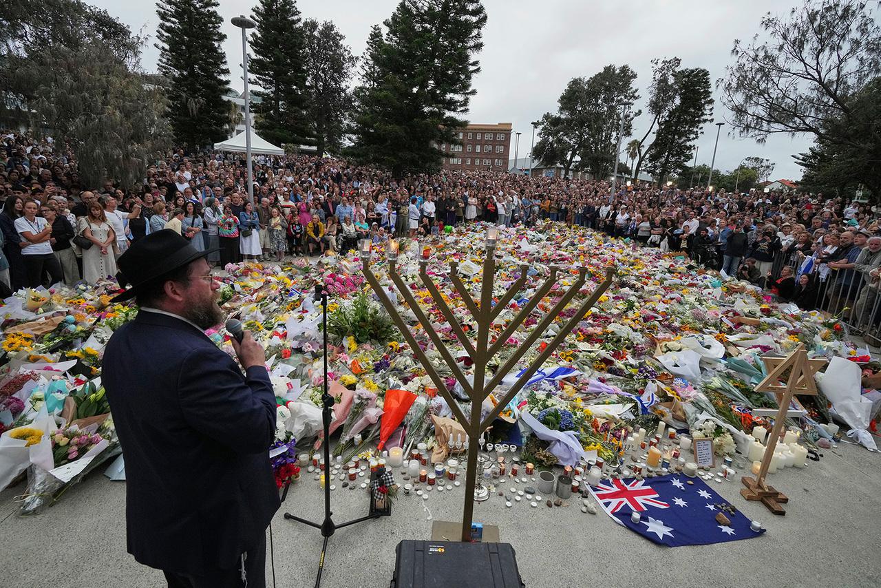 يتحدث الحاخام موتي فيلدمان خلال مراسم إضاءة الشمعدان في نصب تذكاري زهوري لضحايا إطلاق النار يوم الأحد، في جناح بوندي في شاطئ بوندي يوم الثلاثاء 16 ديسمبر 2025، في سيدني، أستراليا.