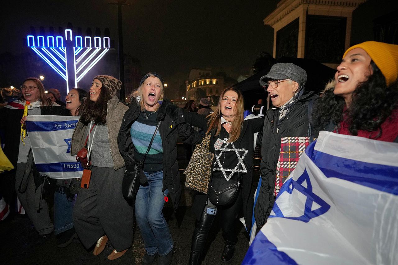 يرقص اليهود تحت شمعدان حانوكا للاحتفال بحانوكا في ساحة ترافالغار، لندن، يوم الثلاثاء 16 ديسمبر 2025.