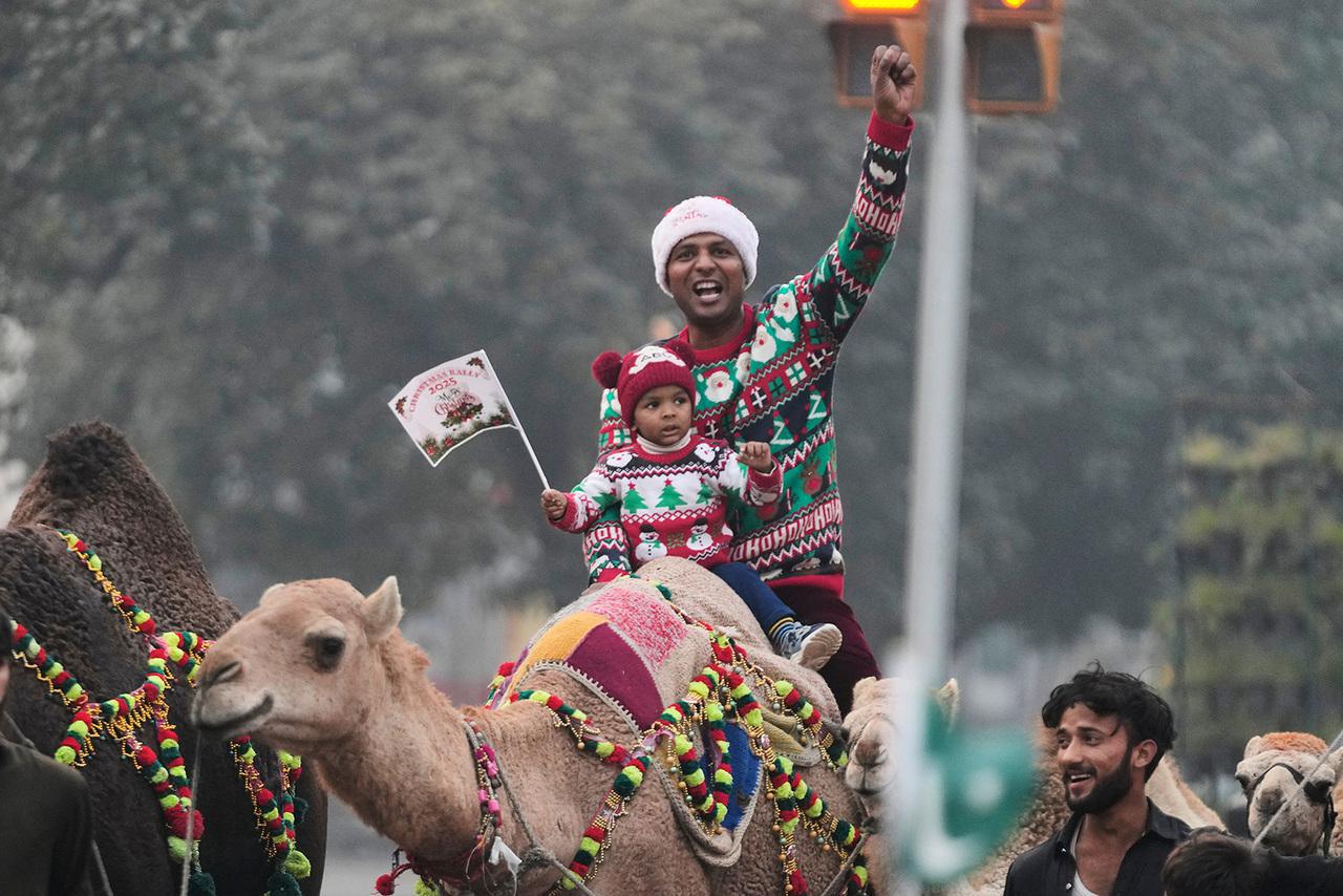  مسيحيون يمتطون الجمال في مسيرة سلام قبل عيد الميلاد في لاهور، باكستان، الأحد 14 ديسمبر/كانون الأول 2025. (صورة من وكالة أسوشييتد برس/ك.م. تشودري)