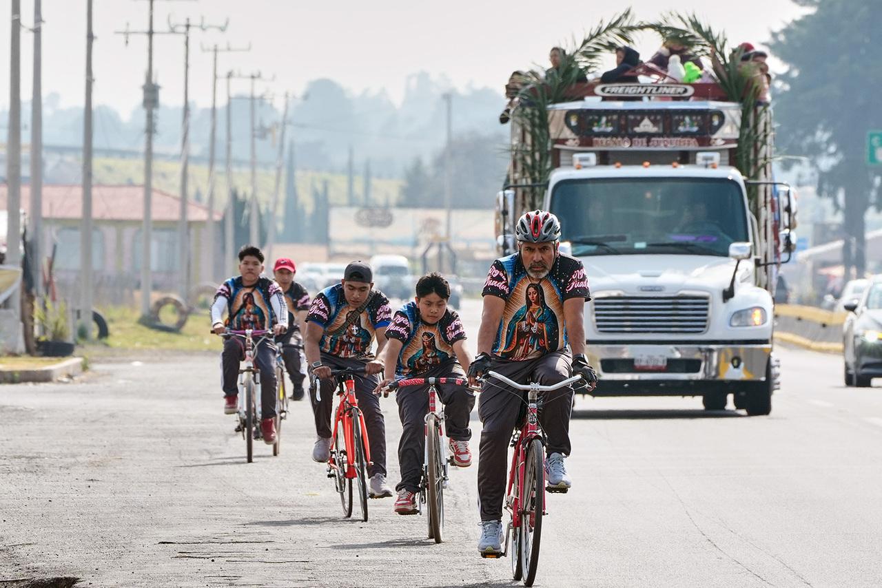  حجاج يركبون الدراجات الهوائية متجهين إلى مدينة مكسيكو للمشاركة في احتفالات تكريم سيدة غوادالوبي، في سان فرانسيسكو زينتلالبان، المكسيك، الأربعاء 10 ديسمبر/كانون الأول 2025. (صورة من وكالة أسوشييتد برس/فرناندو ليانو)