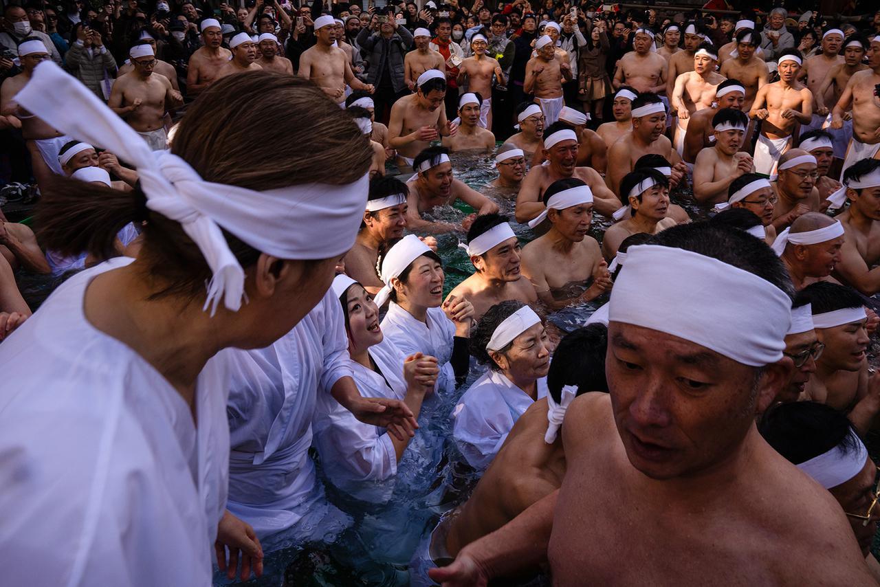 عقب مقتل رينيه غود رميًا بالرصاص في مينيابوليس، وغيرها. يستحم المشاركون في مياه مثلجة لتطهير أرواحهم والدعاء بالصحة والعافية خلال طقوس رأس السنة في ضريح تيبوزو إيناري في طوكيو، الأحد 11 يناير 2026. (صورة من وكالة أسوشيتد برس/لويز ديلموت). 
