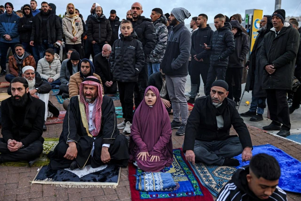 يتجمع المصلون المسلمون خارج أسوار البلدة القديمة في القدس لأداء صلاة عيد الفطر صباحًا، بعد أن مُنع الفلسطينيون لأول مرة منذ عام 1967 من الصلاة في المسجد الأقصى، ثالث الحرمين الشريفين.