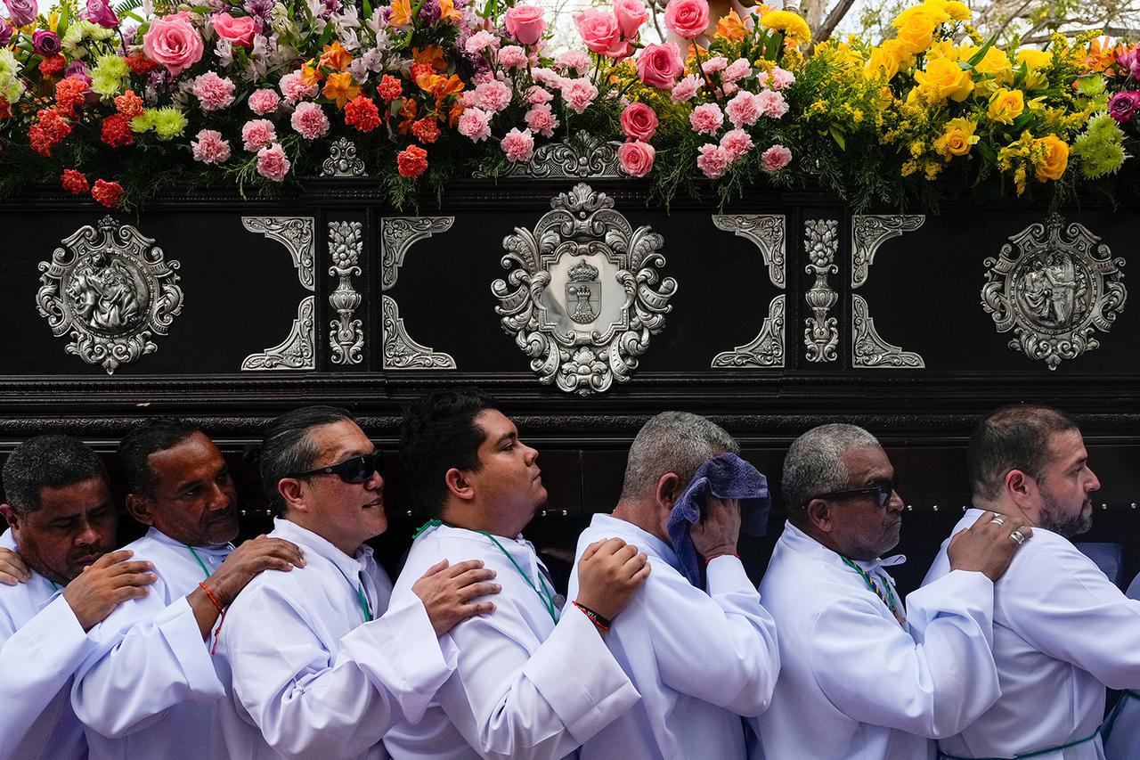 يحمل المصلون تمثالًا ليسوع المسيح خلال موكب عيد الفصح عبر المدينة القديمة في بنما سيتي، يوم الأحد 5 أبريل/نيسان 2026. (صورة من وكالة أسوشيتد برس/ماتياس ديلاكروا) 