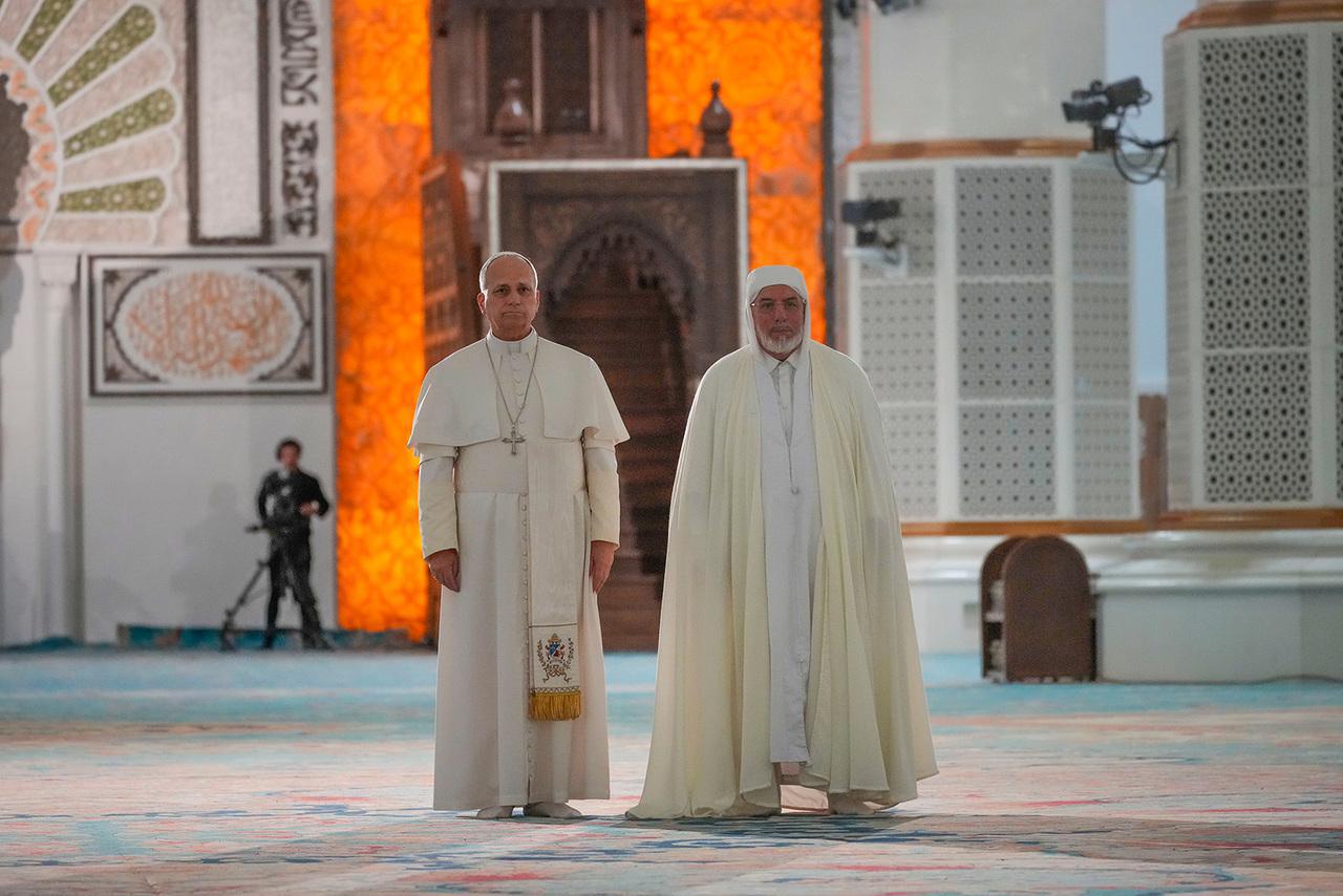 استقبل رئيس المساجد محمد مأمون القاسمي البابا ليو الرابع عشر لدى وصوله إلى المسجد الحرام بالجزائر العاصمة، يوم الاثنين 13 أبريل/نيسان 2026، في اليوم الأول من رحلة رسولية إلى أفريقيا استمرت 11 يومًا. (صورة من وكالة أسوشييتد برس/أندرو ميديتشيني) 