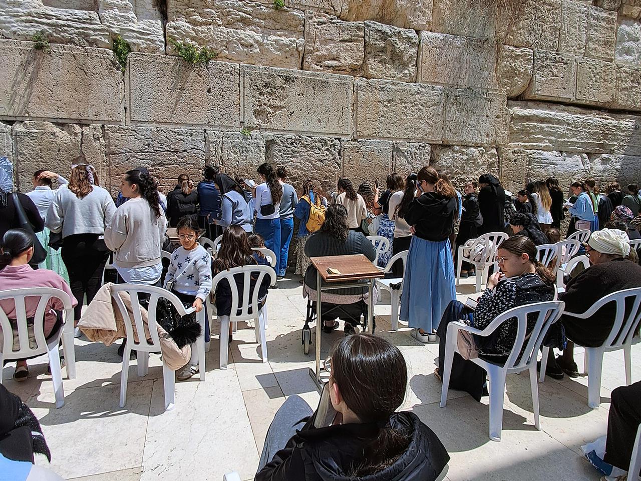 تؤدي اليهوديات الصلاة في قسم النساء من حائط البراق، يوم الخميس 9 أبريل/نيسان 2026، بعد إعادة فتح الأماكن المقدسة في البلدة القديمة بالقدس بفضل وقف إطلاق النار مع إيران. (صورة من خدمة الأخبار الدينية/ميشيل شابين) 