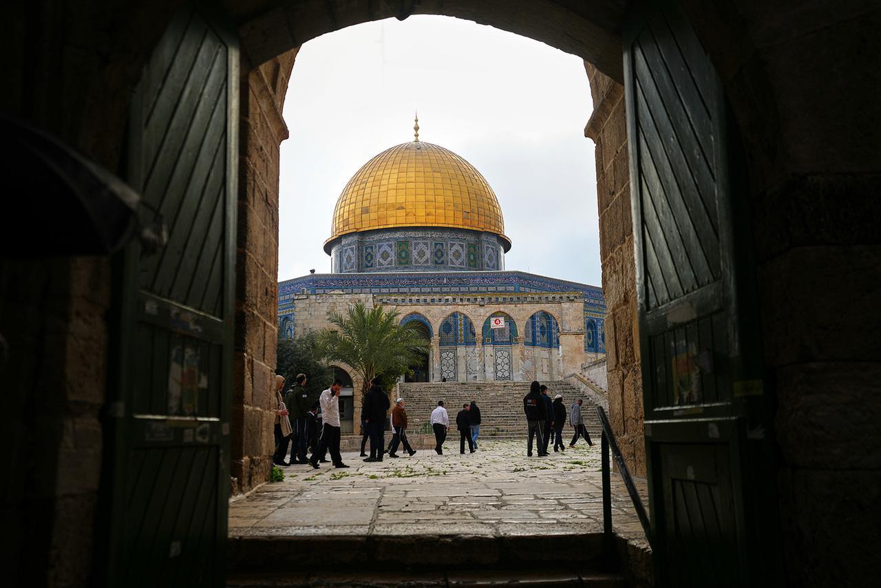 دخل المصلون باحة المسجد الأقصى في البلدة القديمة بالقدس، يوم الخميس 9 أبريل/نيسان 2026، عقب التوصل إلى وقف إطلاق النار بين إيران وإسرائيل والولايات المتحدة. (صورة من وكالة أسوشييتد برس/محمود عليان) 